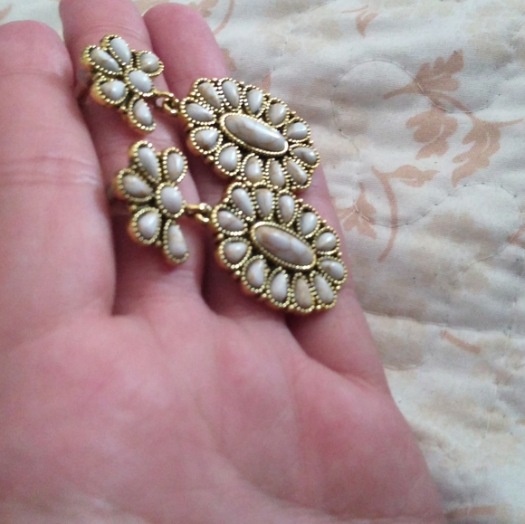 Western White Earrings - Picture 3 of 5